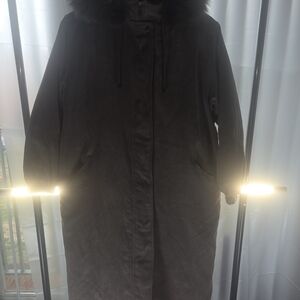 Elegant Black Puffer Coat with Fur Trim